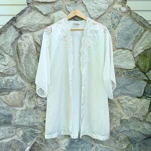 Vintage Kimono Sleeve White Satin Embroidered & Lace Detail Robe